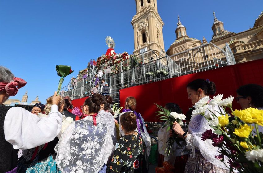  Más de 200.000 personas pasan por la plaza del Pilar para participar y ver la Ofrenda de Flores a la Virgen