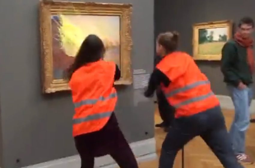  Activistas climáticos lanzan puré de patata a un cuadro de Monet en Alemania