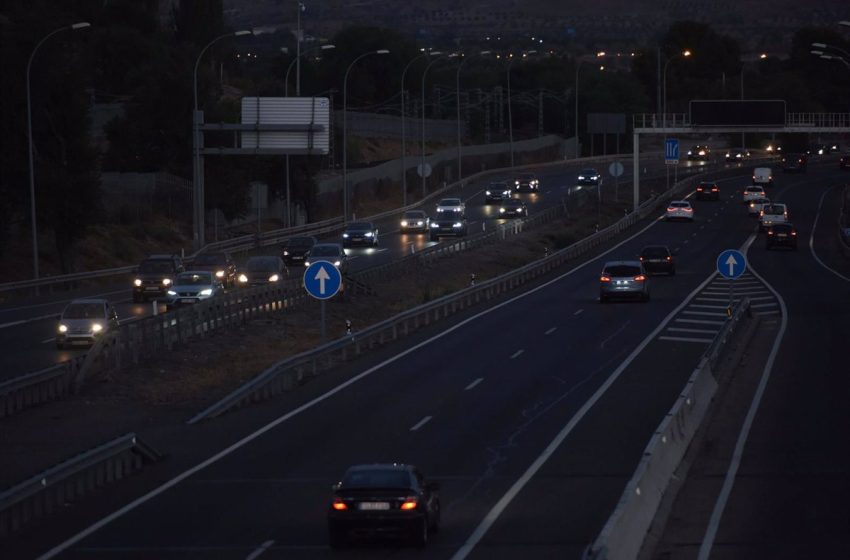  El Gobierno dedica 500 millones de euros a reducir a la mitad la factura de la luz de las carreteras