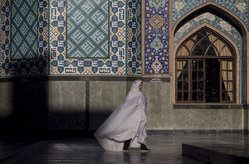  Cientos de personas marchan en Irán para condenar el atentado contra la mezquita de Shiraz