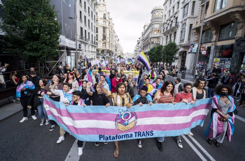  El PSOE plantea limitar la autodeterminación de género en menores de 16 años y endurece la reversibilidad del cambio