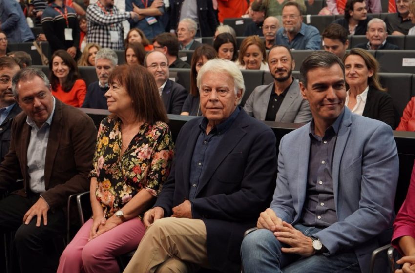 El PSOE revive el triunfo de González en 1982 con un auditorio lleno en Sevilla, pero con la ausencia de Guerra