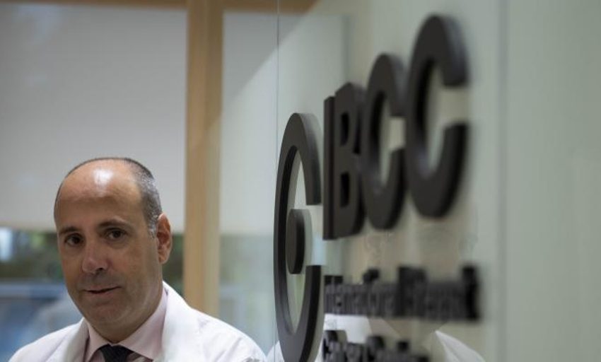  El oncólogo Javier Cortés alerta de un exceso de cirugía: «El cáncer de mama es una enfermedad sin prisas»
