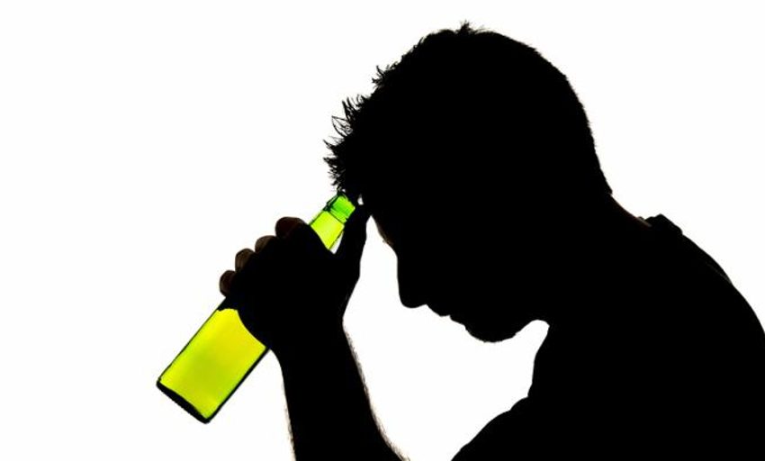  Beber alcohol en exceso aumenta el riesgo de ictus en adultos jóvenes