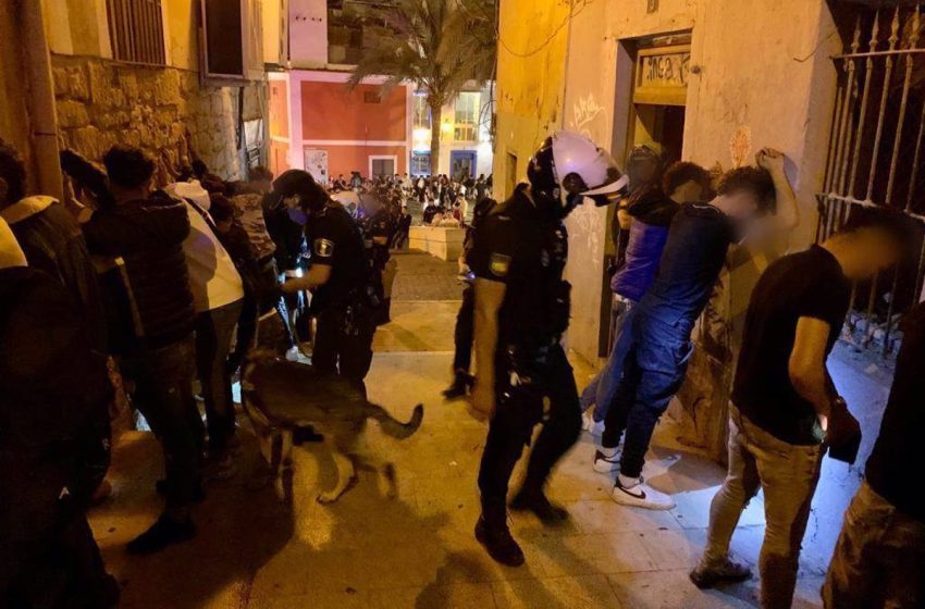  Detenidos 18 menores por atacar a otros jóvenes con machetes y navajas en el barrio sevillano de Los Remedios