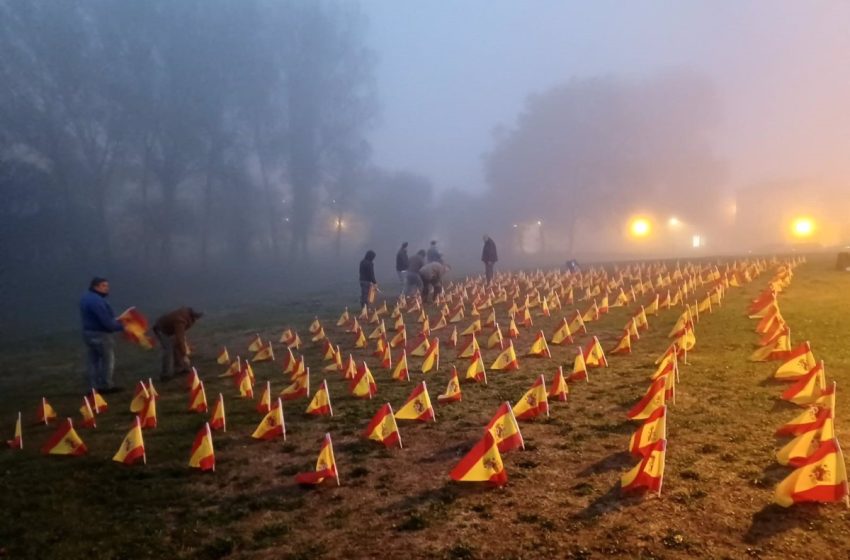  Vox coloca en el Día de la Memoria 375 banderas españolas en Vitoria para recordar los crímenes de ETA sin resolver