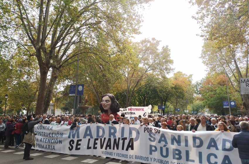  Miles de vecinos marchan en Madrid para confluir en Cibeles en una manifestación por la Sanidad Pública
