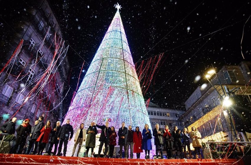  Vigo enciende la Navidad «de todo el planeta» con un acto multitudinario lleno de música y nieve artificial