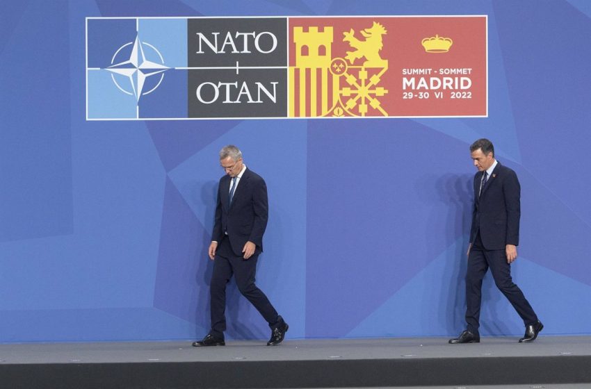  Stoltenberg, Sánchez y Zelensky por videoconfencia, ante la parlamentaria de la OTAN en Madrid