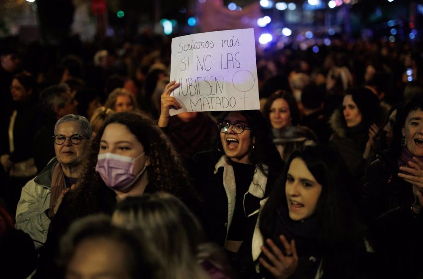  Miles de personas se manifiestan en España contra la violencia machista, con gritos de dimisión y apoyo a Irene Montero
