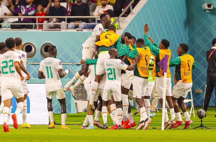  Senegal tumba a Ecuador y bailará en octavos