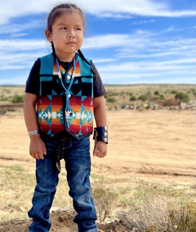 Imagen secundaria 2 - Cuatro pacientes son de ascendencia nativa americana Navajo/Apache, donde la mutación Artemis-SCID es más común. Entre ellos está Hitaali Begay, la primera niña burbuja en beneficiarse de esta innovadora terapia génica. En las fotos se la ve en el hospital, jugando con la Dra. Jennifer Puck y en su casa, después del tratamiento 