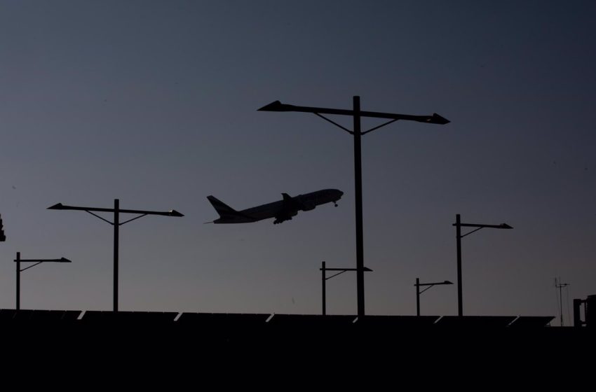  28 migrantes escapan de un avión durante un aterrizaje de emergencia en El Prat (Barcelona)