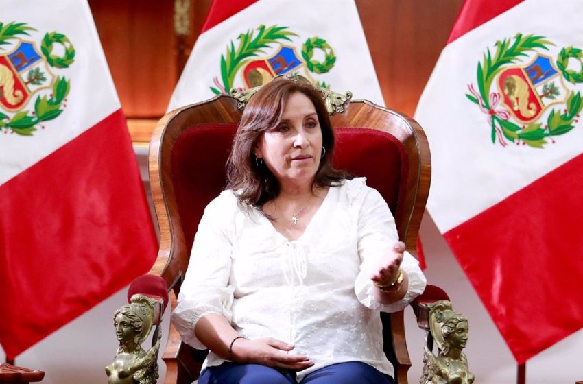  La presidenta de Perú, Dina Boluarte, no descarta convocar elecciones