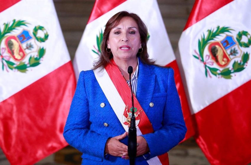  La presidenta de Perú propone elecciones adelantadas para abril de 2024