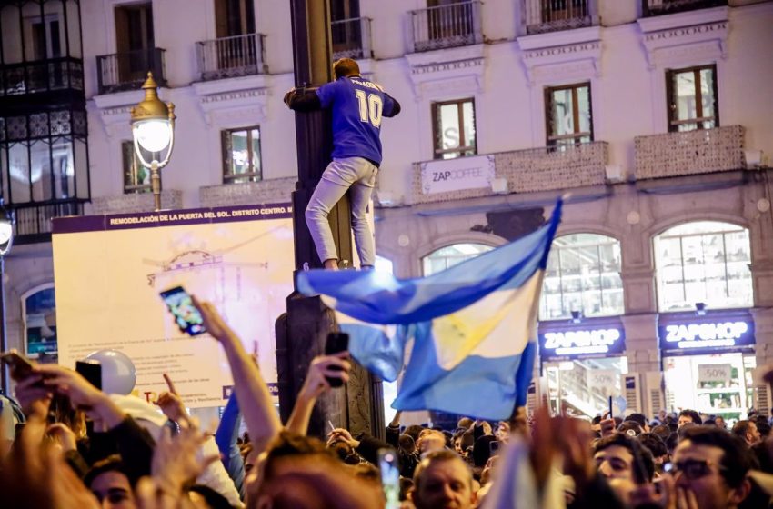  Miles de personas celebran en las calles de España la victoria de Argentina en el Mundial