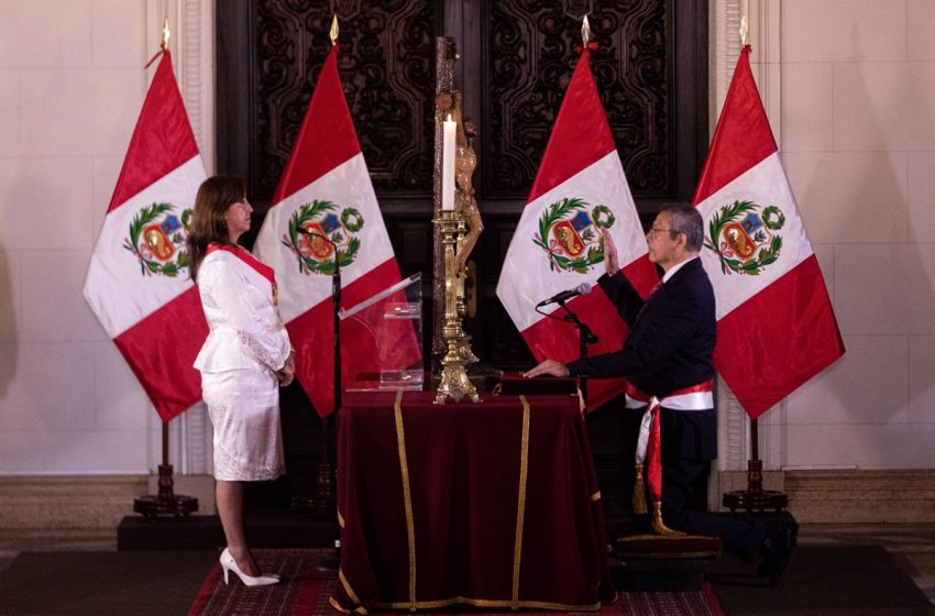  La presidenta de Perú destituye a su primer ministro y anuncia una reestructuración del gabinete