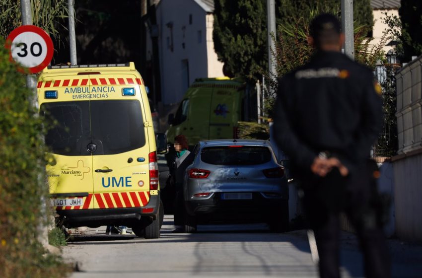  Un hombre se atrinchera armado en su casa en Murcia y amenaza a una mujer en su interior