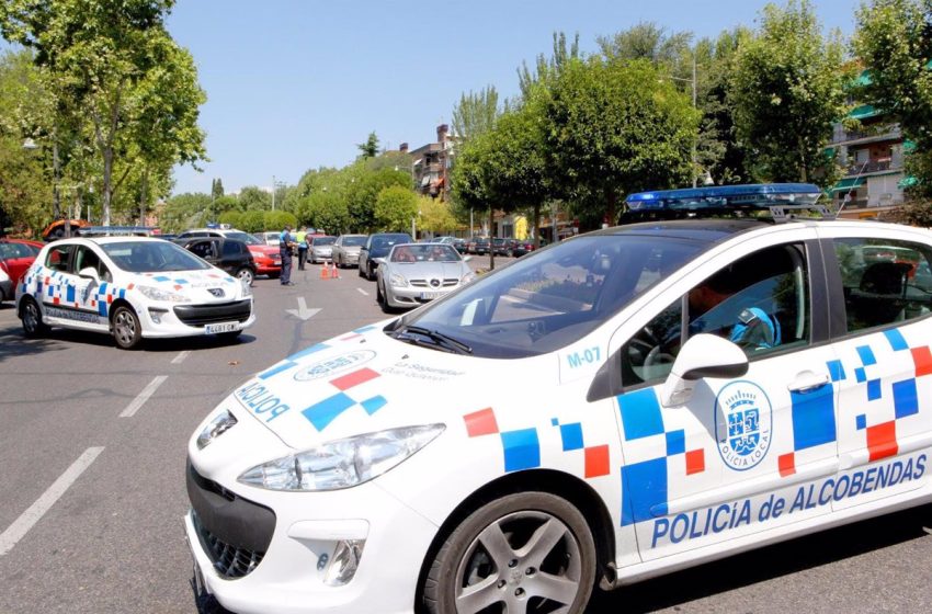  Un policía local pierde el control de su coche y arrolla a varias personas durante una procesión en Alcobendas