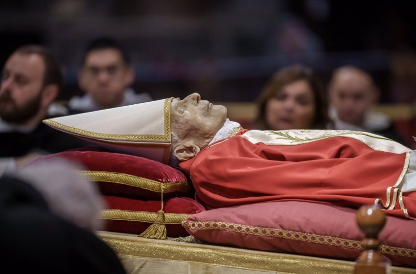  Miles de personas esperan hasta tres horas su turno para rendir un último homenaje a Benedicto XVI antes de su sepultura