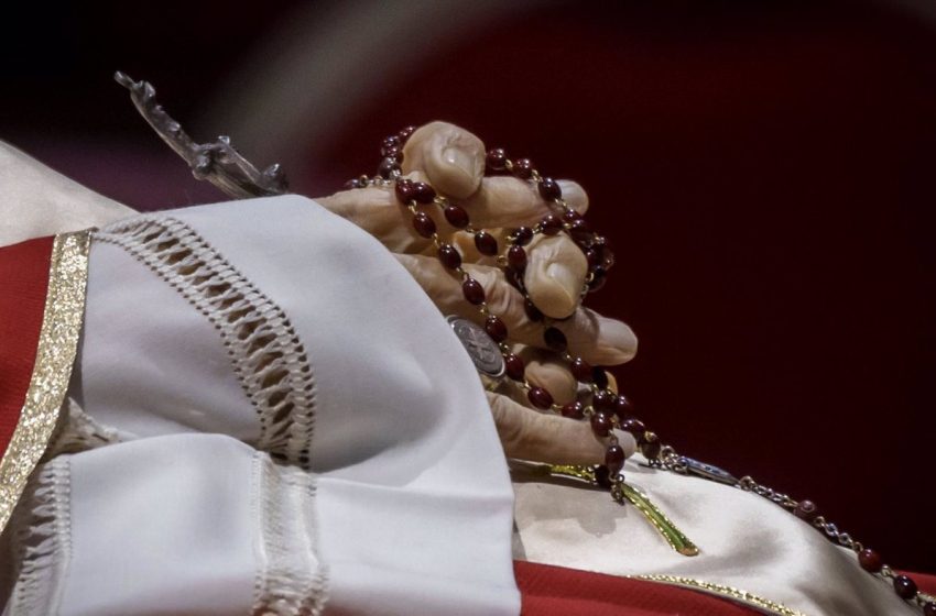  Unas 65.000 personas se despiden de Benedicto XVI en el primer día de velatorio oficial en la basílica de San Pedro