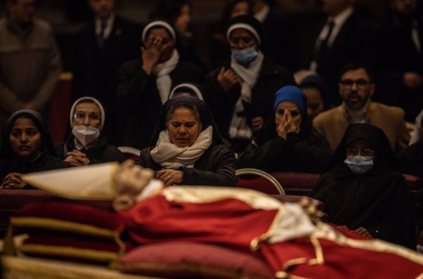  Laicos y consagrados despiden a Benedicto XVI en San Pedro: «Será doctor de la Iglesia. Lo canonizarán pronto»