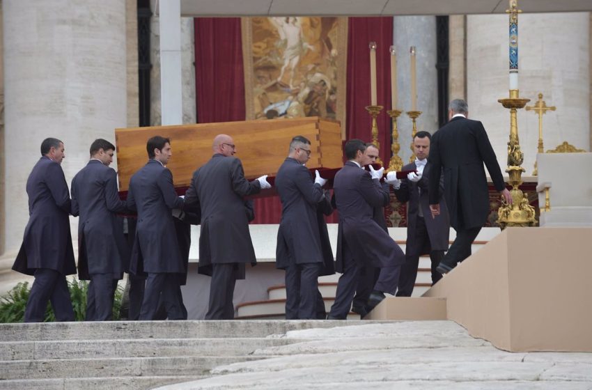  Los restos mortales de Benedicto XVI ya reposan en las grutas vaticanas