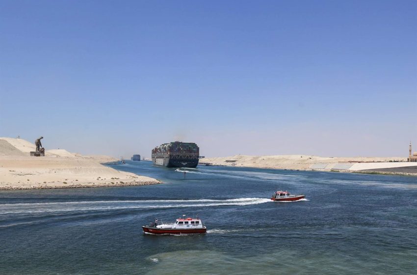 Un carguero se queda varado en el Canal de Suez
