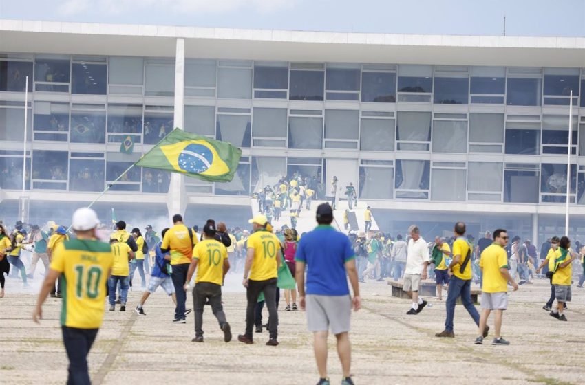  La Cámara de Diputados de Brasil aprueba la intervención federal de Brasilia tras el asalto a los tres poderes