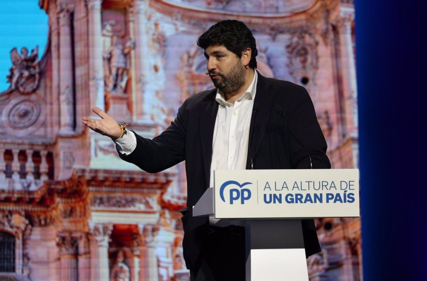  López Miras releva a la consejera de Educación, expulsada de Vox, y remodela su Gobierno con dos nuevas consejerías