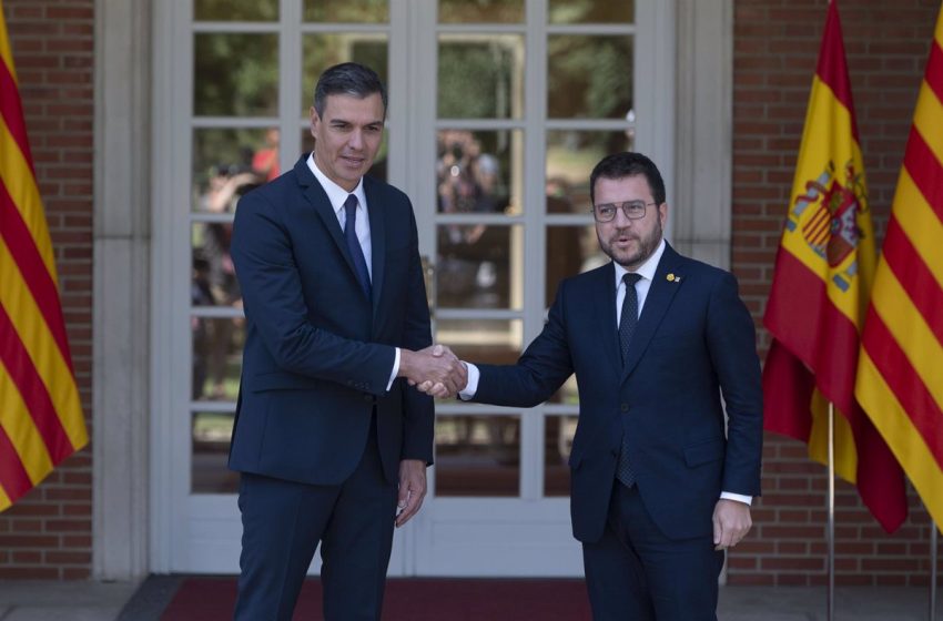  Moncloa explica que Aragonés solo participará en el saludo a Macron en Barcelona y no se prevé un encuentro con Sánchez