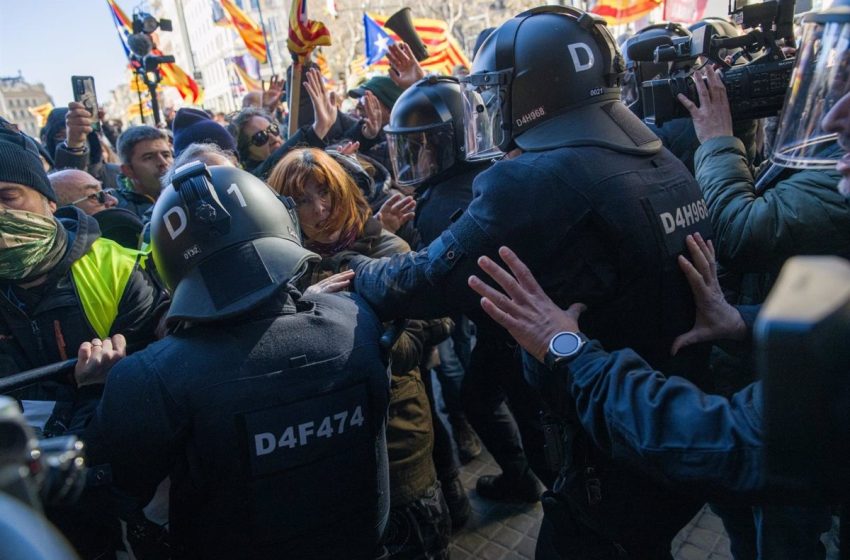  Los Mossos cargan contra manifestantes independentistas en la ronda de Sant Pere de Barcelona