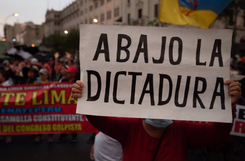  Miles de personas piden la renuncia de Dina Boluarte en una multitudinaria protesta en Lima, Perú