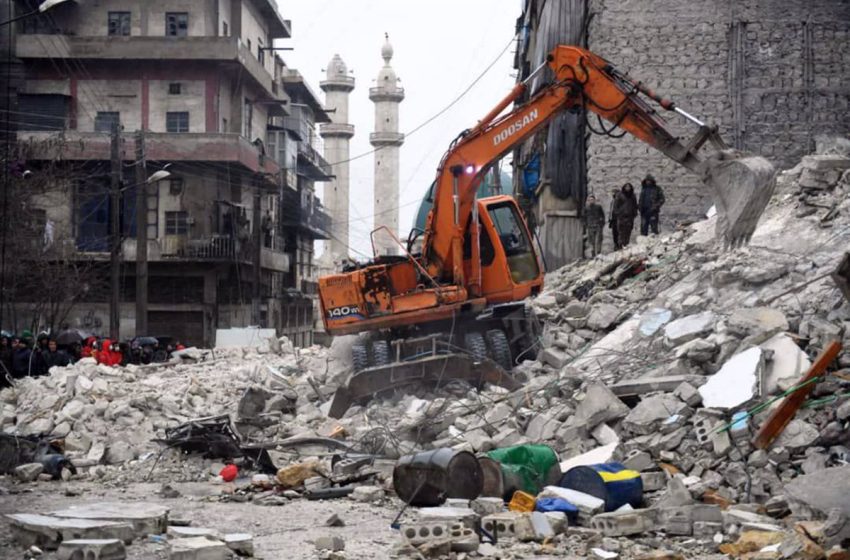  Casi 5.000 personas han perdido la vida a causa de los terremotos en Turquía y Siria