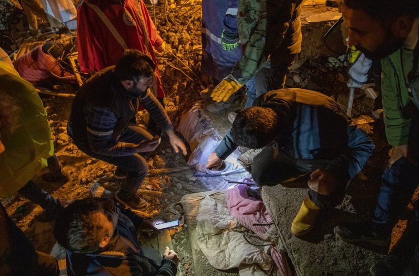  Rescatadas una madre y una niña de dos años tras 44 horas bajo los escombros de un edificio en Turquía