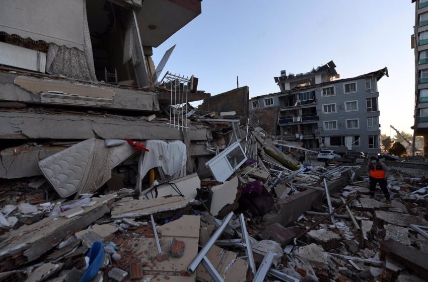  Turquía eleva a más de 16.000 los muertos por los terremotos, que dejan más de 3.000 fallecidos en Siria