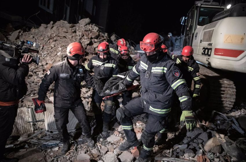  Ascienden a más de 21.000 los fallecidos por los terremotos en Turquía y Siria