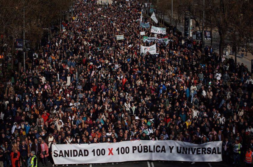  Miles de personas desbordan las calles de Madrid para defender la Sanidad pública