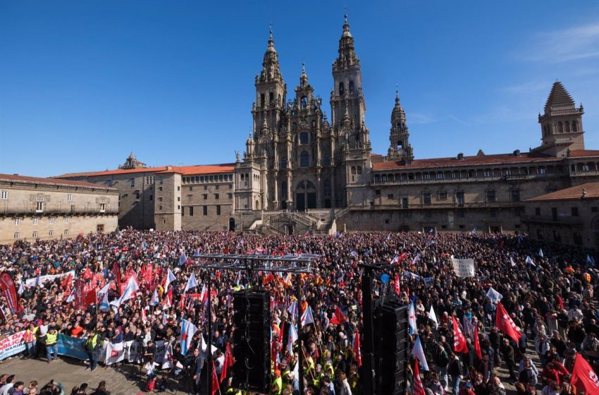  Miles de personas se manifiestan en Santiago por la sanidad pública, «al límite por la gestión autonómica»