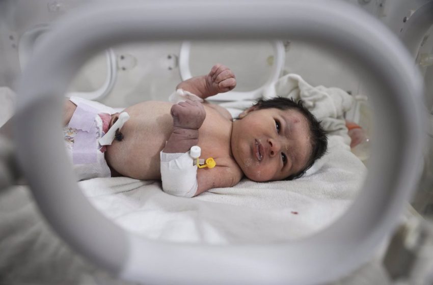  Un grupo armado intenta secuestrar a Aya, una bebé nacida bajo los escombros tras los terremotos en Siria