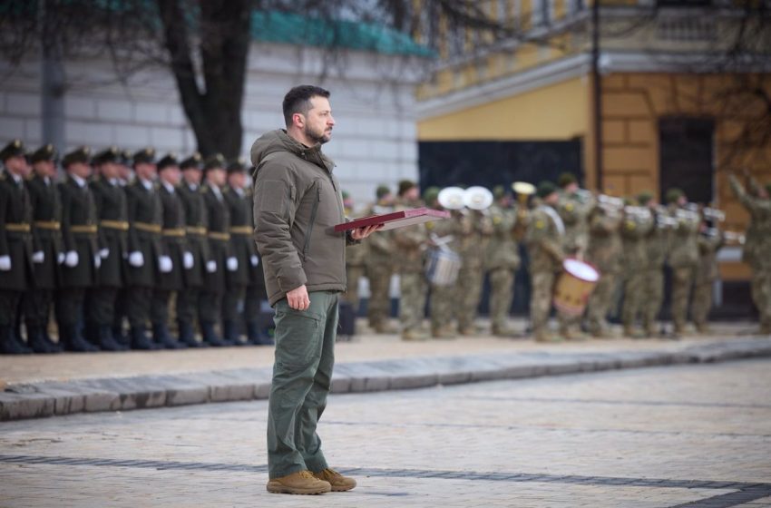  Zelenski rinde homenaje a los «héroes» de Ucrania con un simbólico acto en Kiev