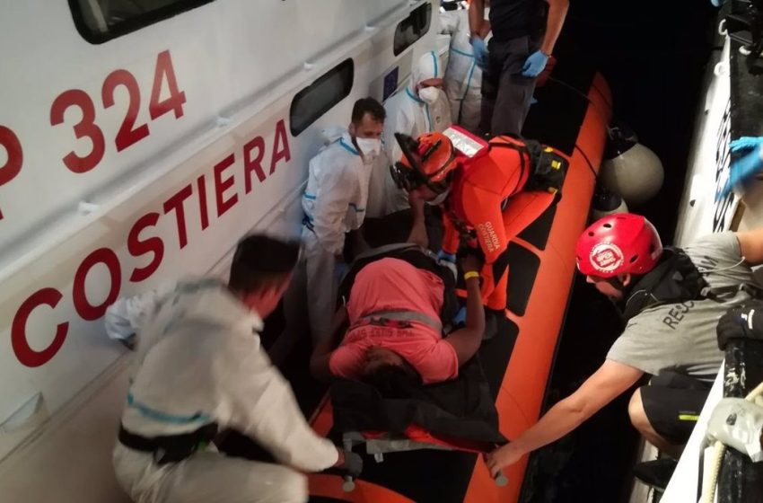  Al menos 40 muertos al naufragar un barco de migrantes cerca de las costas de Calabria (Italia)