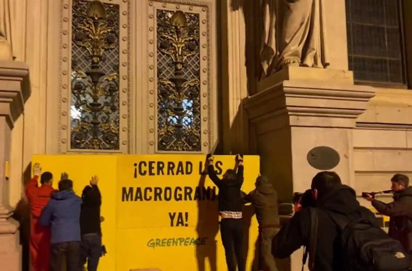  Greenpeace bloquea las entradas del Ministerio de Agricultura en protesta por las macrogranjas