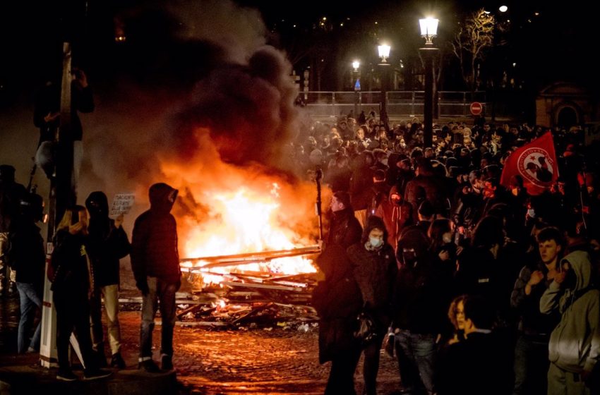  Detenidas más de 200 personas en París tras una noche de disturbios contra la reforma de las pensiones de Macron