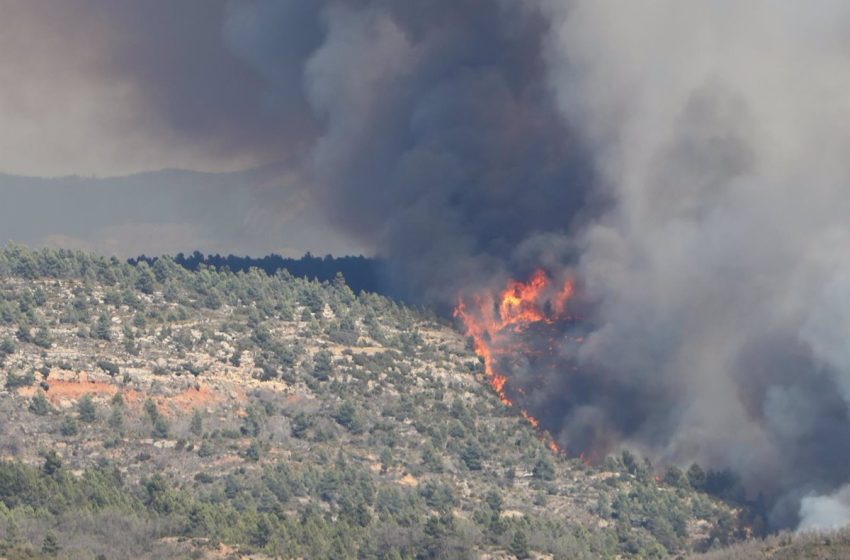  El fuego quema hasta ahora unas mil hectáreas en las provincias de Teruel y Castellón