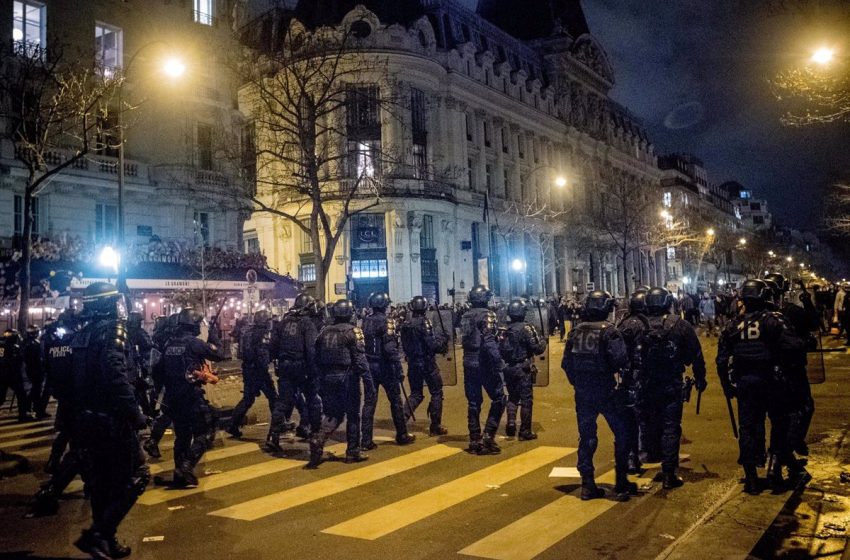  Más de 450 detenidos en los disturbios durante la novena jornada de huelga en Francia