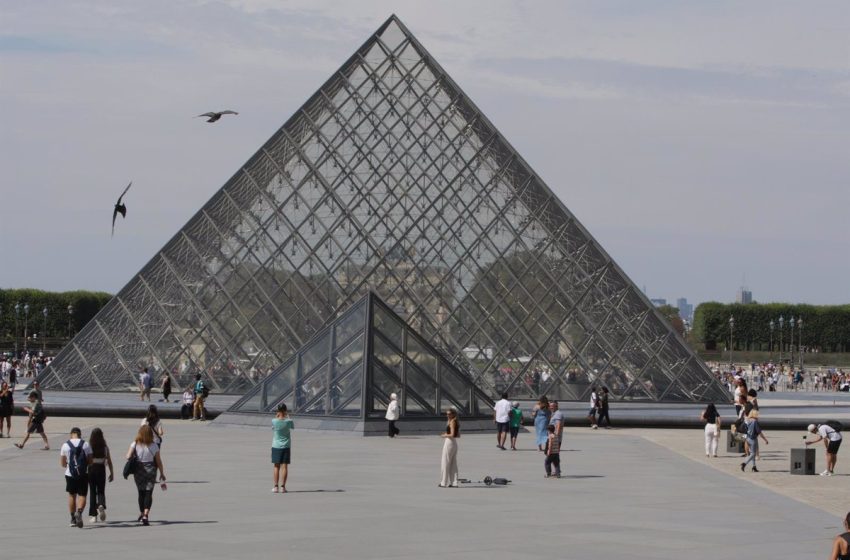  Las protestas sindicales bloquean el acceso al Museo del Louvre de París