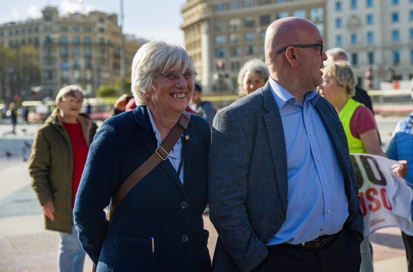  Los Mossos detienen a Clara Ponsatí en la plaza de la Catedral de Barcelona