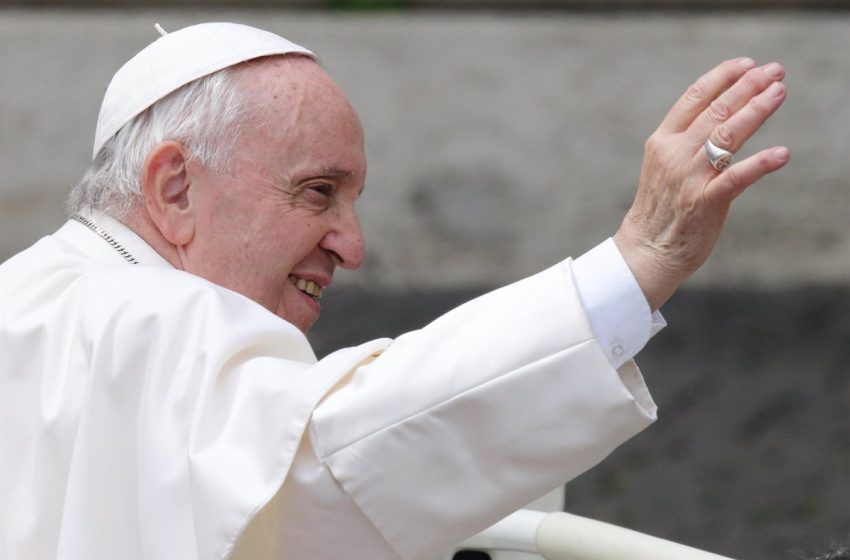  El Papa sale del hospital: «Sigo todavía vivo»