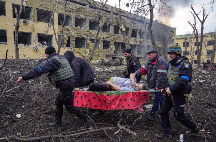  El World Press Photo pone el foco en Ucrania premiando la imagen de una mujer embarazada evacuada en Mariúpol